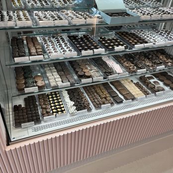 Cocoa + Cream - Chocolate decadence behind a glass case - Gelato Near Me - Los Angeles, California Cocoa + Cream - Chocolate decadence behind a glass case - Gelato Near Me - Los Angeles, California
