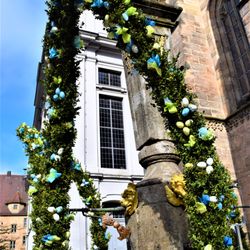 Gumbertuskirche - Osterbrunnen 2022, Blue & Yellow eggs in solidarity with Ukraine