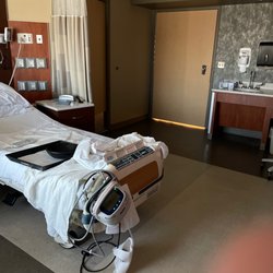 University Chicago hospital Hinsdale - Spacious room
