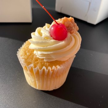 Jennivee’s Bakery - Piña Colada cupcake - Desserts Near Me - Chicago, Illinois