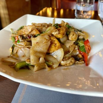 Phattra Thai Restaurant - Drunken noodles with tofu. - Thai Near Me - Metuchen, New Jersey Phattra Thai Restaurant - Drunken noodles with tofu. - Thai Near Me - Metuchen, New Jersey
