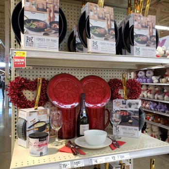 H-E-B - ows a display of plates and bowls - Grocery Near Me - San Antonio, Texas