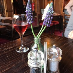 Village Inn - Table flowers