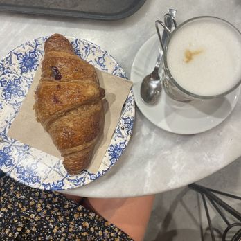 Torrefazione Cannaregio - Vegan croissant and oat latte - Cafeteria Near Me - Venezia, AG Torrefazione Cannaregio - Vegan croissant and oat latte - Cafeteria Near Me - Venezia, AG