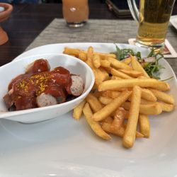 Billes Restaurant - Pommes mit Currywurst