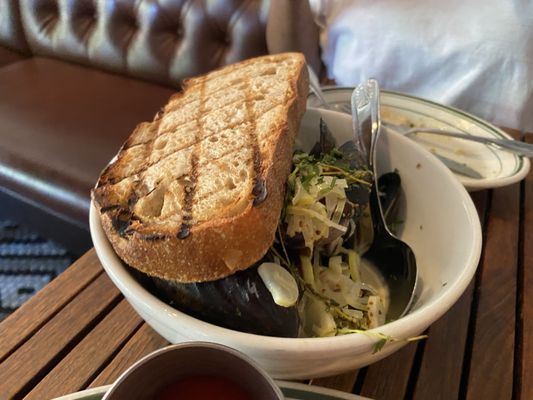 L & E Oyster Bar by null