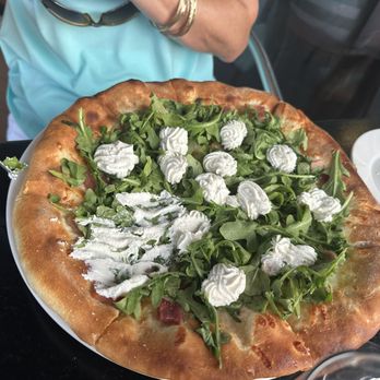 Rock'n Chair Restaurant - Pizza with Mozz and Arugula - American Near Me - Avalon, New Jersey