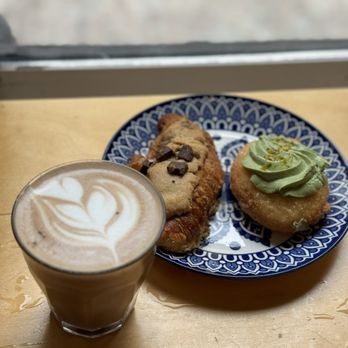 Tommy - Mocha, crookie (croissant + cookie), dessert ball with pistachio cream - Coffee & Tea Near Me - Montreal, Quebec