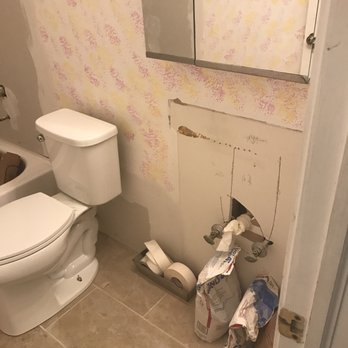 Arnold's Construction - The before picture of the bathroom with the tile. - Painters Near Me - Woodstock, Illinois Arnold's Construction - The before picture of the bathroom with the tile. - Painters Near Me - Woodstock, Illinois