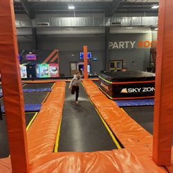 Sky Zone Trampoline Park - Bounce pads