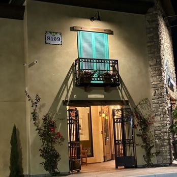 Frugatti's - Is this Italy or Bakersfield? Ralph's House - Italian Near Me - Bakersfield, California