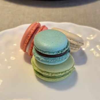 Le Foodist - Just look at these beauties: chocolate ganache (blue), pistachio (green), vanilla (red), & lemon (yellow). - Cooking Schools Near Me - Paris, 75 Le Foodist - Just look at these beauties: chocolate ganache (blue), pistachio (green), vanilla (red), & lemon (yellow). - Cooking Schools Near Me - Paris, 75