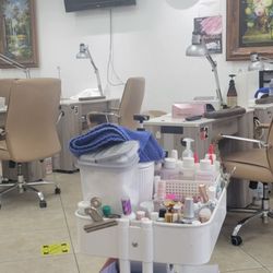 Euphoria Nails & Spa - Her stuff... hopes she is sanitizing