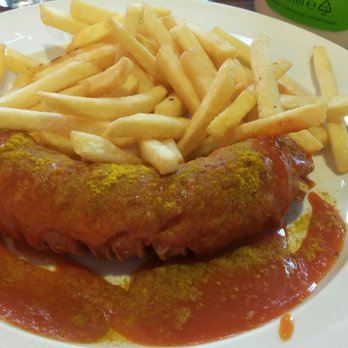 Speisen & Getränke - Currywurst with pomme frites is a good choice. - German Near Me - Berlin, BE