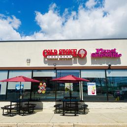 Exterior outside entrance of Cold Stone Creamery - Outside tables - Carle Place, New York Exterior outside entrance of Cold Stone Creamery - Outside tables - Carle Place, New York