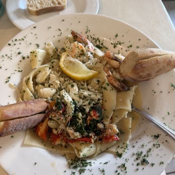 Mangia Mangia Pasta Cafe - lobster, shrimp and blue crab with pasta - Italian Near Me - Key West, Florida Mangia Mangia Pasta Cafe - lobster, shrimp and blue crab with pasta - Italian Near Me - Key West, Florida