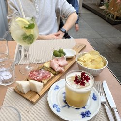 Mon Cafe' - Aperitivo and Hugo, Peaty