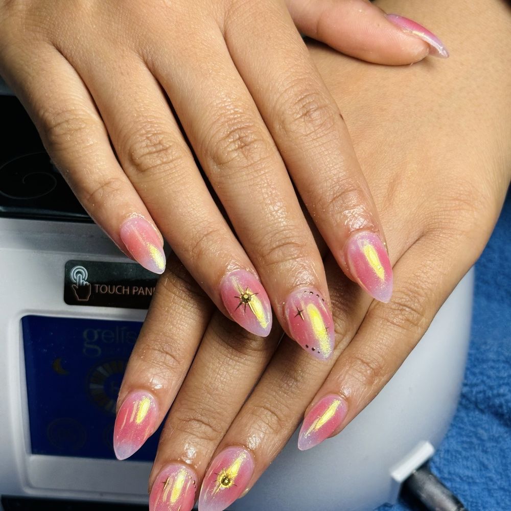 Soo pretty! Tracy is so sweet and did a great job on my nails! They were super quick and attentive as well :) Soo pretty! Tracy is so sweet and did a great job on my nails! They were super quick and attentive as well :)