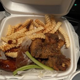10 Buffalo Wings combo (honey bbq on the left and honey garlic on the right)