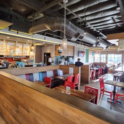 Luna Grill Newland Center - Inside