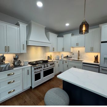 Floors Kitchen & Bath Direct - Kitchen remodel with a multilevel cabinet design, hardwood flooring and quartz countertops and backsplash - Kitchen & Bath Near Me Floors Kitchen & Bath Direct - Kitchen remodel with a multilevel cabinet design, hardwood flooring and quartz countertops and backsplash - Kitchen & Bath Near Me
