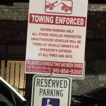 Taconeta - Parking sign next door - Tacos Near Me - El Paso, Texas