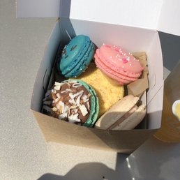 Banana Pudding Cupcake, From left to right Brownie Batter, Strawberry, Toasted Coconut and Fruity Pebbles Macaroon Banana Pudding Cupcake, From left to right Brownie Batter, Strawberry, Toasted Coconut and Fruity Pebbles Macaroon