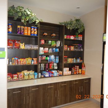 La Quinta Inn & Suites by Wyndham Clovis CA - Snack shop - Hotels Near Me - Clovis, California
