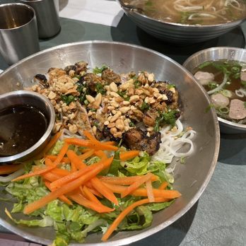 Vietnoms - Dry chicken noodle salad - Vietnamese Near Me - Vaughan, Ontario Vietnoms - Dry chicken noodle salad - Vietnamese Near Me - Vaughan, Ontario
