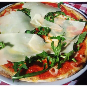 Viale Antico - Pizza mit Rucola und Parmesan - Italian Near Me - Hamburg, HH Viale Antico - Pizza mit Rucola und Parmesan - Italian Near Me - Hamburg, HH