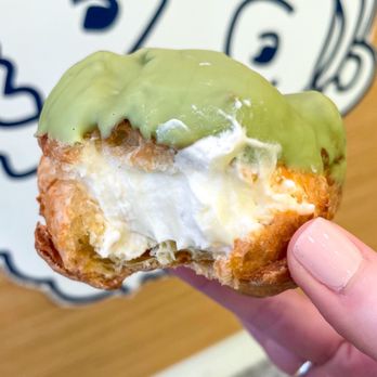 Beard Papa's - Green Tea Eclair |Instagram @restaurant_aholic - Bakeries Near Me - Charlotte, North Carolina