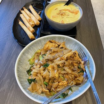 Siam Station - Pad see ew with chicken, chicken yellow curry, shrimp rolls - Thai Near Me - Cerritos, California