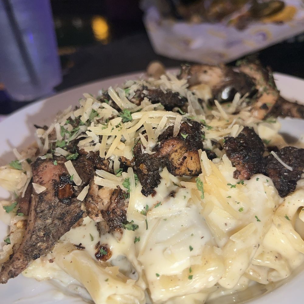 Phlavz - Jerk Chicken Alfredo - Sports Bars Near Me - Chicago, Illinois
