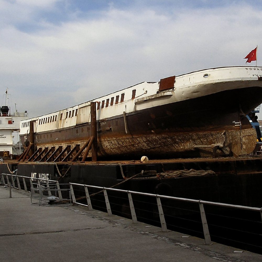 SS Nomadic - Nomadic on barge at Queen's Quay, July 2006 - Landmarks & Historical Buildings Near Me - Belfast, BFS