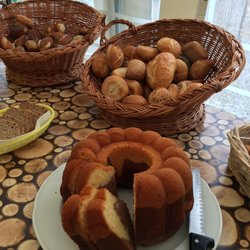 Waldeckhof Raith - Frisches Gebäck, Brötchen, Croissants, Laugenknusperle mit Sesam und Mohn und besonders der warme Marmorkuchen haben es mir angetan...