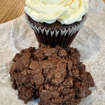 Lizzie’s Bakery Nut Free - Chocolate cupcake with vanilla frosting and brownie cookie - Bakeries Near Me - Shaker Heights, Ohio