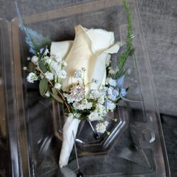 Howard Beach Florist - Boutonniere