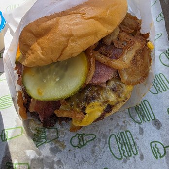 Shake Shack Staten Island Mall - New Springville - Smoky Classic BBQ Burger - Burgers Near Me - Staten Island, New York