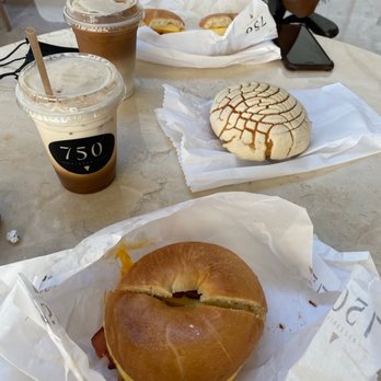 750 Degree Pizza - Bacon egg and cheese bagel, iced coffee and concha - Pizza Near Me - Cancún, ROO