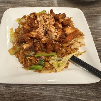 Borneo Eatery - Fried chicken, 2-3 different kinds of veggies, flat noodles. Some eggs I think. - Indonesian Near Me - Alhambra, California