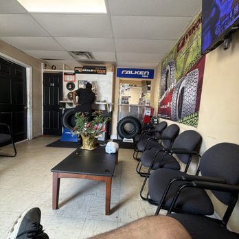 Country Tires - Waiting area - Tires Near Me - Roswell, Georgia Country Tires - Waiting area - Tires Near Me - Roswell, Georgia