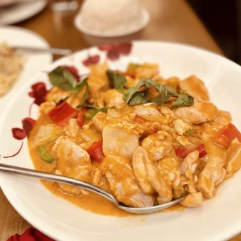 Hong Bao Kitchen - Red Thai curry chicken - Asian Fusion Near Me - S Highland, California