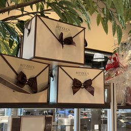Really cute gift boxes, they're as large as hat boxes!!! Really cute gift boxes, they're as large as hat boxes!!!