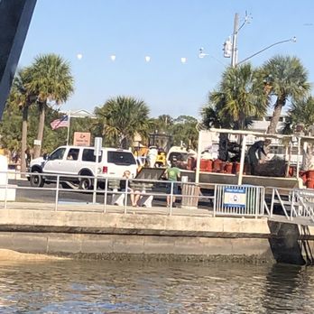 Pirates Cove Cottages - Clam Boats coming in...it's a MUST watch! - Hotels Near Me - Cedar Key, Florida