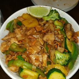 Pad Thai with chicken & fresh veggies