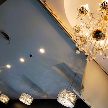 Mr Congee Chinese Cuisine - a chandelier hanging from the ceiling - Chinese Near Me - Scarborough, Ontario Mr Congee Chinese Cuisine - a chandelier hanging from the ceiling - Chinese Near Me - Scarborough, Ontario