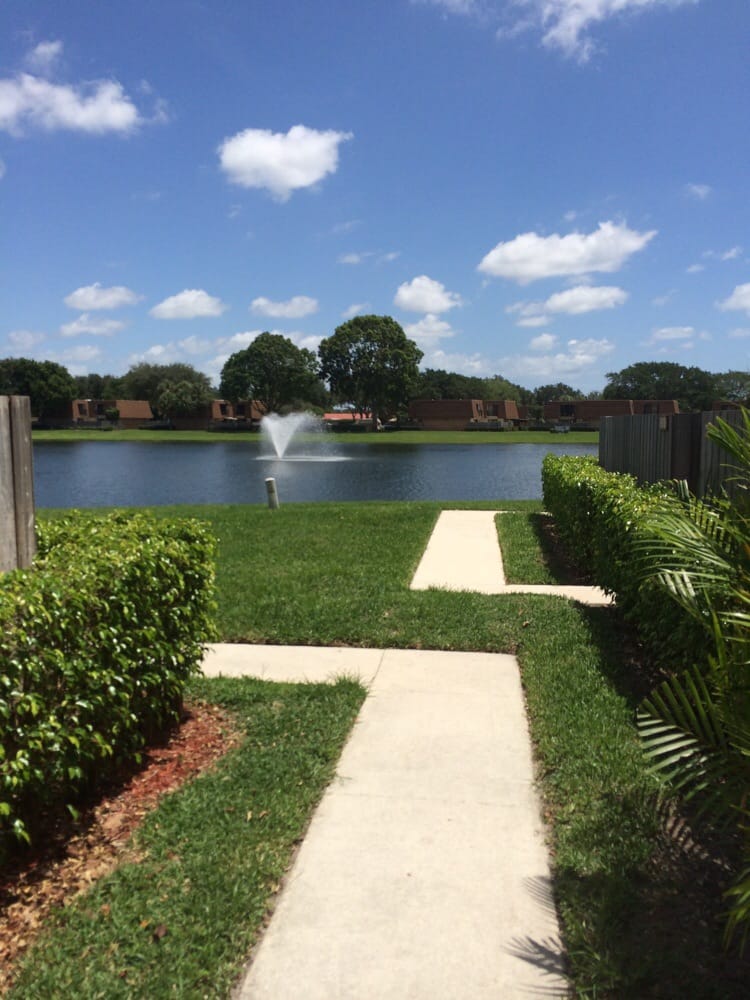 VILLAGE OF SANDALWOOD LAKES 700 7th Way, West Palm Beach, Florida