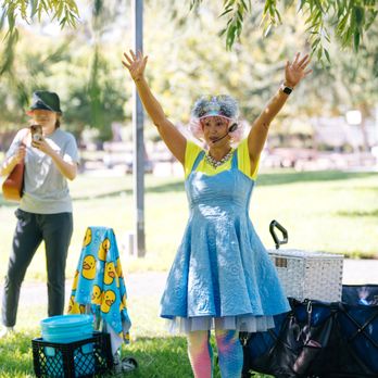Miss Molly Bubbles - Magicians Near Me