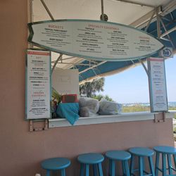 St Clements Beach Bar & Grill - Great chatting and the food was fantastic!!