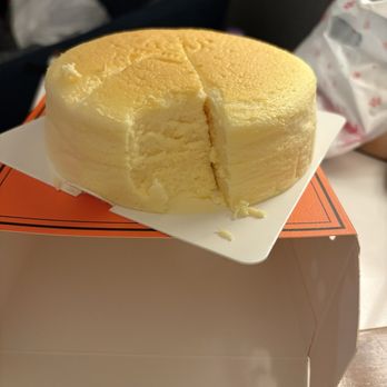 UFOUU - Japanese Salted Egg Yolk Cheesecake - Desserts Near Me - Chicago, Illinois